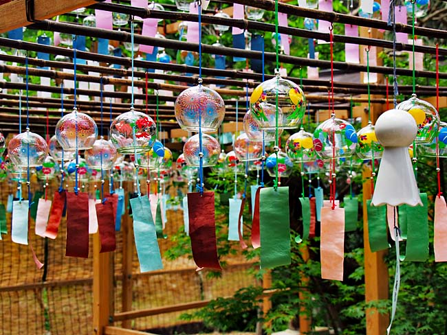 　大量の風鈴が一斉に鳴ると風情がありません。風鈴は一つ鳴っているのが、涼しさと風情が感じるように思います。　