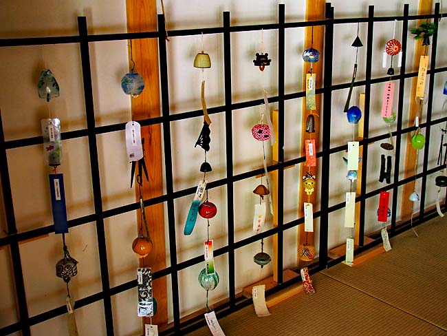 　本堂内には、全国各地の風鈴が飾られていました。　