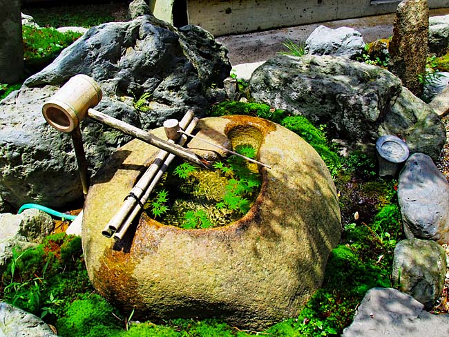 　つくばい（蹲い）が、ありました。モミジが浮かんでいて涼しさを感じます。　