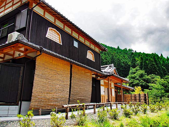 　本堂から道路を挟んだ客殿に行きます。普通の農家かと思える佇まいです。　