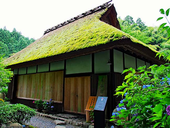 　正寿院の近くに「永谷宗円」の生家があります。　