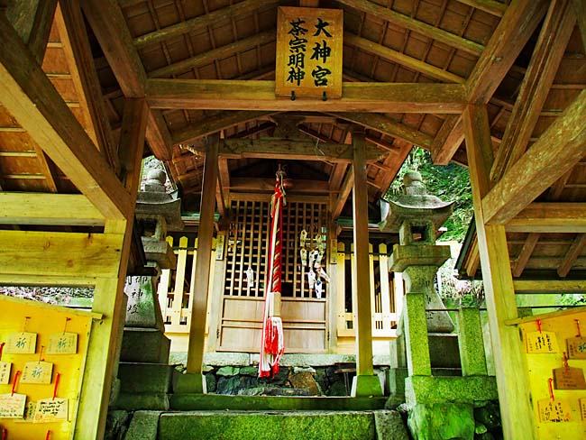 　全国の茶問屋、茶農家などの茶に携わる人々に親しまれています。　