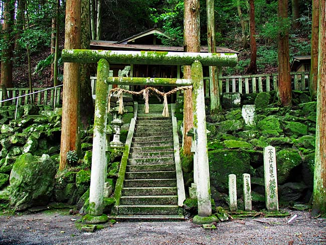 　集落の氏神である大神宮社に、永谷宗円の功績をたたえ、昭和29年（1954）茶宗明神として合祀されました。　