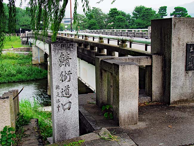 　出町柳に、「鯖街道口」という石碑があります。鉄道や自動車が普及する以前の時代には、若狭湾で取れたサバは行商人に担がれて徒歩で京都に運ばれました。冷凍技術のなかった当時は、生サバを塩でしめて陸送する方法が取られ、京都まで輸送するのに丸1日を要しましたが、京都に着く頃にはちょうど良い塩加減になったとか。　