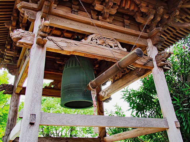 　鐘楼です。　久米寺の創建は、二つの伝説が伝わっています。　聖徳太子の弟は、眼病を患っていてこの地で薬師如来に病気平癒を祈ったところ、薬師如来が降臨して完治することができたので、自らを「来目皇子（くめのみこ）」と称してここに寺院を建立したというものです。　　