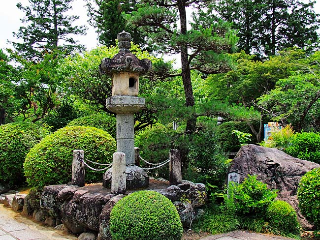 　もう一つの伝説は、大和国吉野の龍門寺で修行して飛行術を体得した久米仙人は、飛行中に川で洗濯をしている若い娘のふくらはぎを見て、神通力を失い墜落しました。そしてその娘と結婚しました。内裏造営の時に仙術を取り戻し、建材を空に飛ばして運びました。この功績により田を賜り寺院を建立したのが久米寺だという伝説です。今も昔も男は同じですね。修行がたらんカーツ！！　　