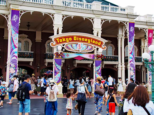 　東京ディズニーランドの入り口です。見覚えがあるので昔と変わっていないようです。　