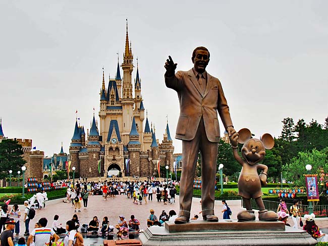 　シンデレラ城とウォルト・ディズニー・ミッキーマウスの銅像です。　