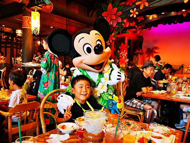 　予約したレストランでは、ミッキーマウスのショーがあり、各テーブルにやって来て写真を撮るサービスがあります。子供達（大人も）は大喜びです。