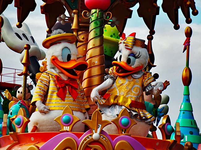 　大量の汗をかくでしょうから、縫いぐるみの中は汗でベトベトでしょうね。次に着る人はどうするのでしょうね。これも余計な心配でした。　