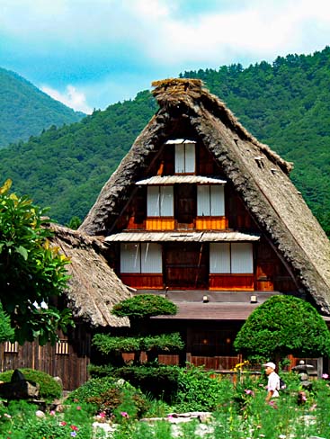 　飛騨白川郷に入ると、庄川とその流域の狭い渓谷に発達した村は、2000m級の山々に囲まれ合掌造りの集落と大家族制度の秘境として知られています。　