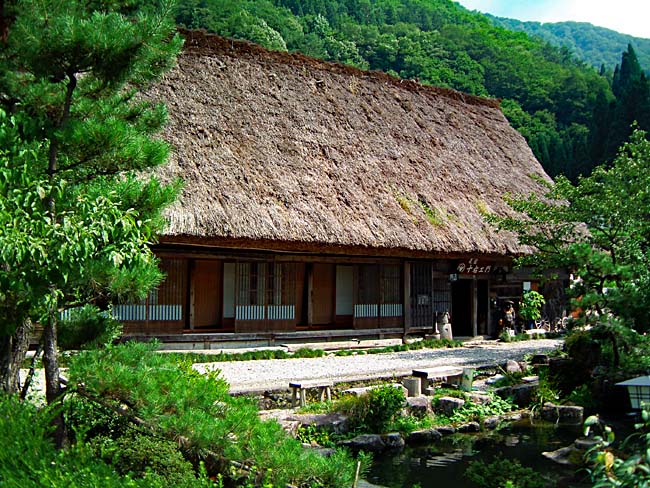 　縦から見ると合掌造り特有の形をしていますが、横から見ると普通の農家という感じです。　