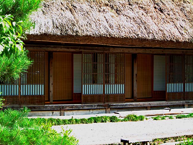 　縁側があって、近隣の人たちの団らんの場になるのでしょう。　