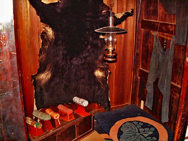　ある民家に入りました。熊の毛皮が飾ってありました。　
