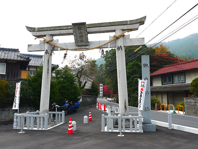 　道路の脇にこのような鳥居がありました。鳥居を潜ると参道が続いているわけでもありません。　