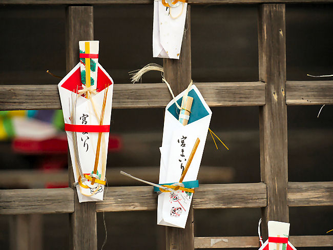 　この辺りでは、お詣りに来たときに付けていたお札を、このように本殿前に結びつけていく風習があるようです。　