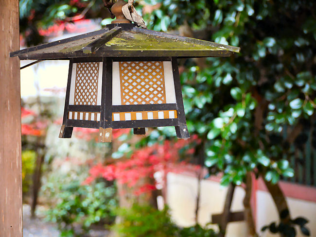 　神社の灯籠にしては、モダンな感じがします。　