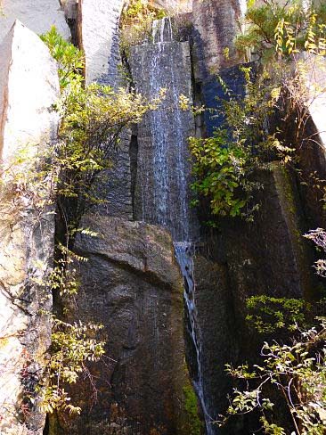 　巨石群の滝です。　