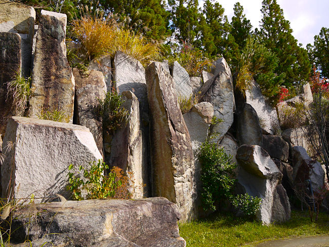 　このような巨大な石を岡山県から運搬するだけで高額な予算が必要だったと思われます。今ならこんな予算は確保出来ないでしょう。　