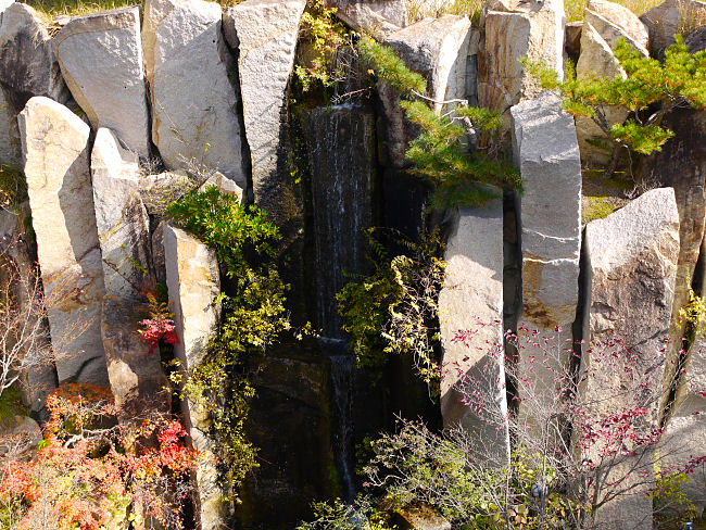 　巨石群を上部から見下ろした写真です。このように滝が流れ落ちています。　