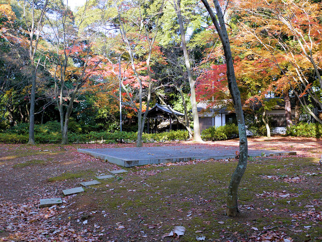 �@�{�a�̗��́A�u�{���؂̉��i������ł̂��́j�v�Ƃ�����P�V�O�N�O�܂Ŗ{�a������܂����B���̌�́A�R���ƕ��̐_���ƂȂ��O�܂œy�U������܂������A�G�؂�؂��ĐΕ��������Č��̐_���ɖ߂��������ł��B�@�@